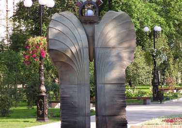 Скульптурные композиции, олицетворяющие основные промышленные отрасли региона (Донецк)