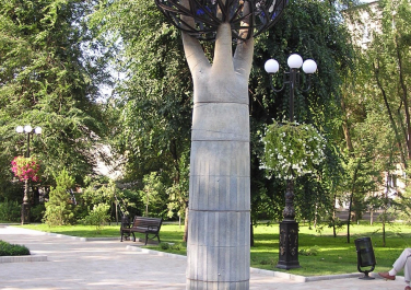 Скульптурные композиции, олицетворяющие основные промышленные отрасли региона (Донецк)
