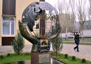 Памятник в честь спасателей мира (Донецк)
