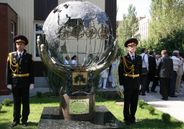 Памятник в честь спасателей мира (Донецк)