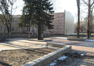Братская могила в сквере завода резинохимических изделий в Донецке