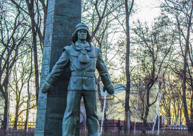Памятник герою-спасателю