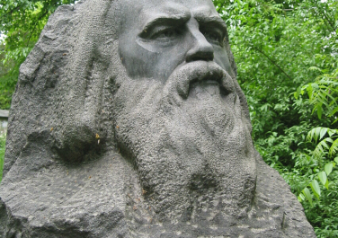 Памятник Д.И. Менделееву в Донецком ботаническом саду (Донецк)