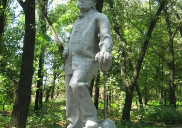 Памятник шахтеру в парке шахты имени Абакумова, Достопримечательности