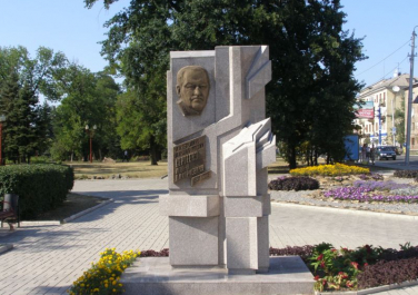 Памятник Игорю Сергееву, ул. Островского, 23б (Макеевка)