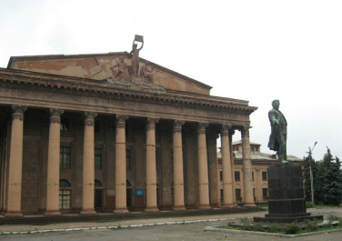 Памятник С.М. Кирову возле ДК металлургов (Макеевка)