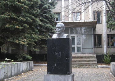 Памятник Ленину возле ШСУ-5