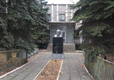 Памятник Ленину возле ШСУ-5 (Макеевка)