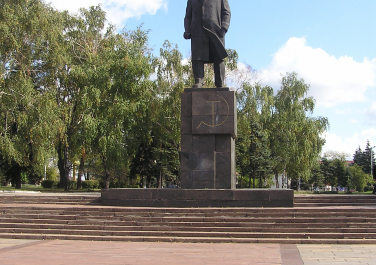 Памятник Ленину на главной площади Макеевки