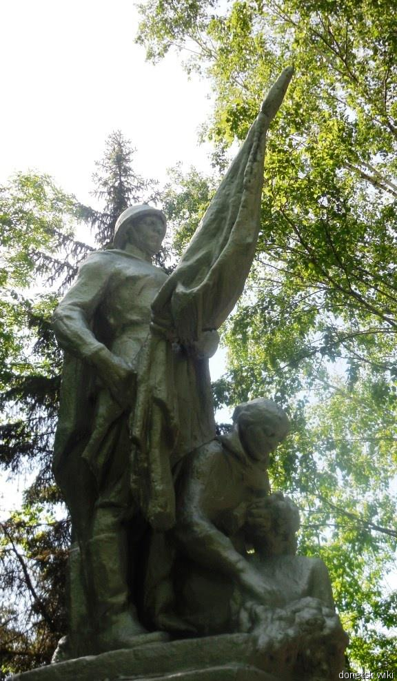 Братская могила воинов на кладбище в Кировском районе