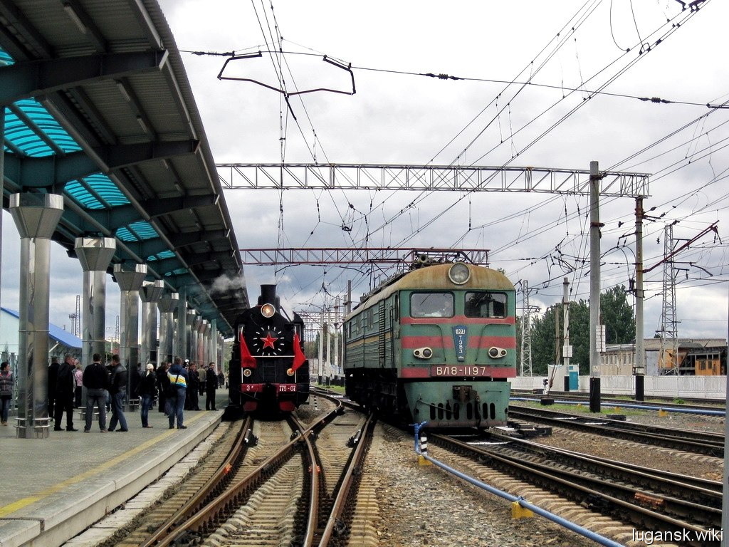 Эр775-07 и ВЛ8-1197 на станции Донецк